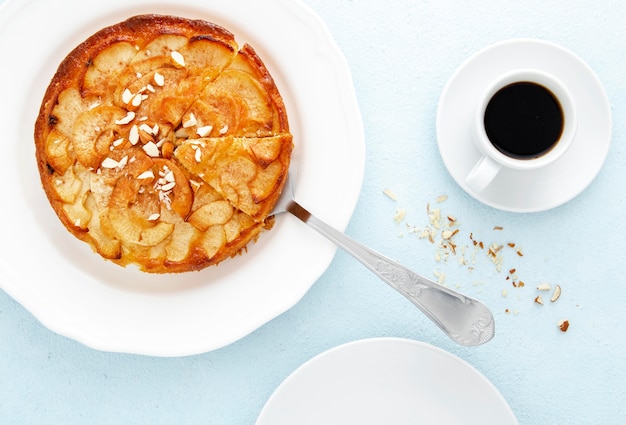 Foto gratuita torta di mele e caffè del mattino