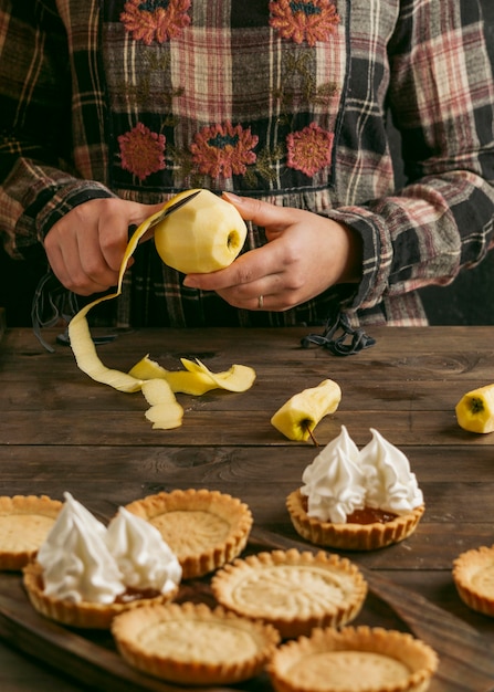 Free photo apple pie tart with whipped cream