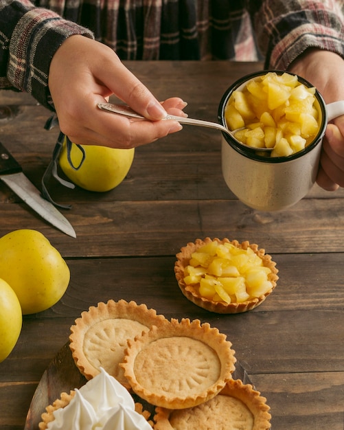 Free photo apple pie tart with whipped cream