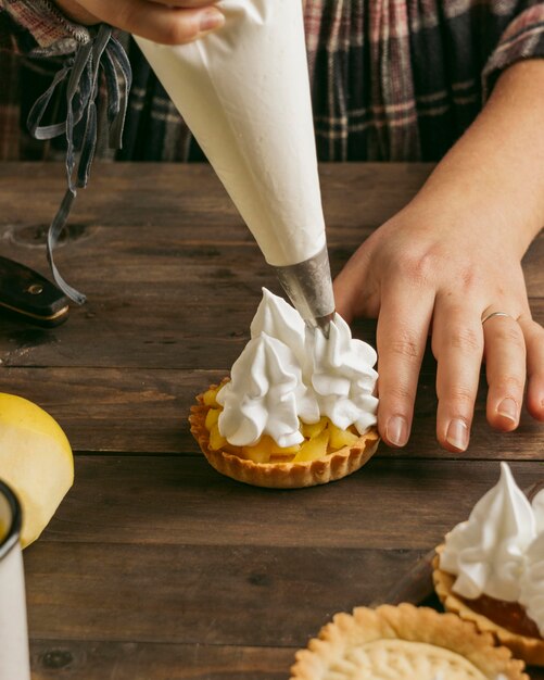 Free photo apple pie tart with whipped cream