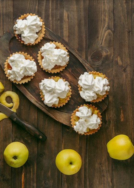 Free photo apple pie tart with whipped cream