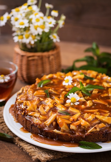 Foto gratuita torta di mele con salsa al caramello