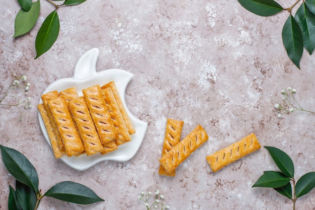 Biscotti di pasta sfoglia di mele in lamiera a forma di mela con mele fresche