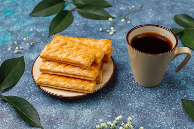 新鮮なリンゴとリンゴの形のプレートでアップルパイクッキー