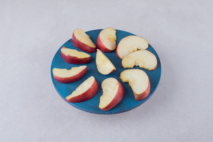 Free Photo apple slices on a plate, on the marble.