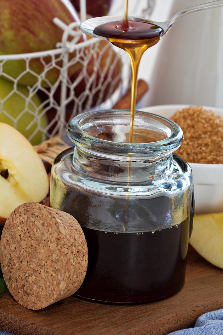 Free Photo apple syrup with cinnamon and spices