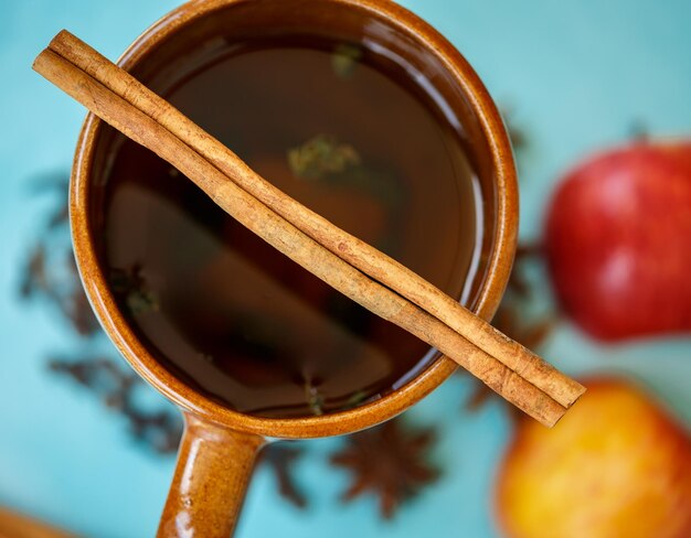 컵에 향신료를 넣은 사과 차