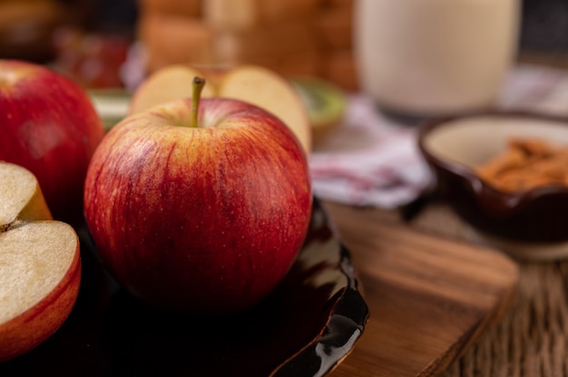 나무 테이블에 사과