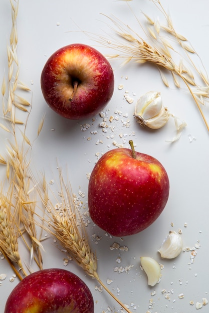 Бесплатное фото Вид сверху расположение яблок и чеснока
