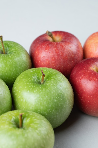 無料写真 空の白い表面に分離されたリンゴ