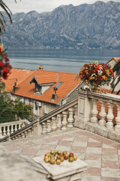 Free photo apples lie on the stone pillar with great mountain view behind