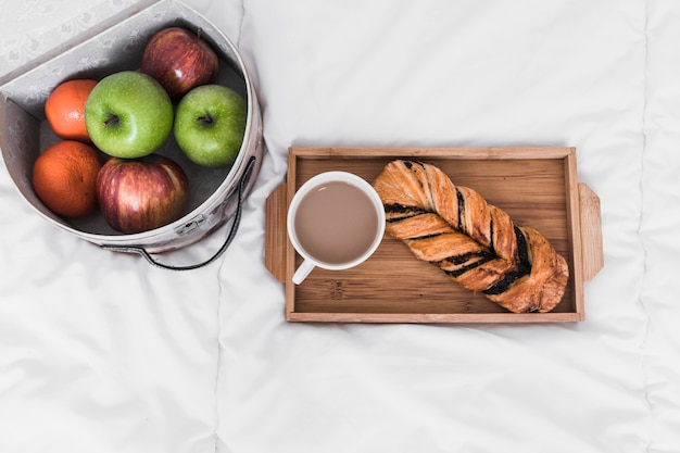 Foto gratuita mele vicino a caffè e panino