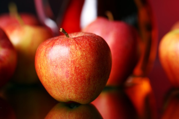 Foto gratuita mele e brocca con succo