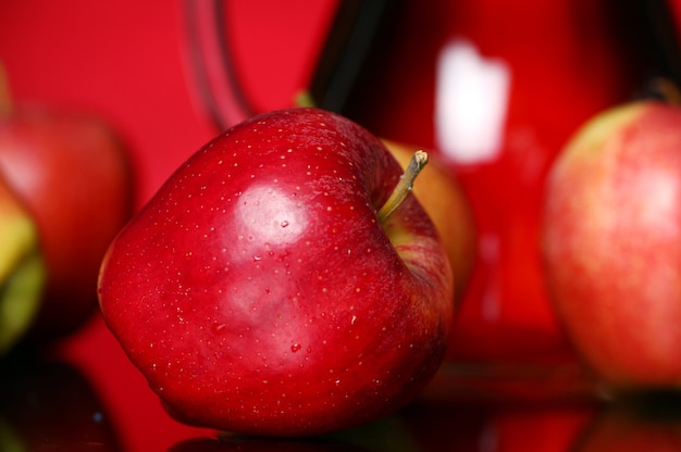 Foto gratuita mele e brocca con succo