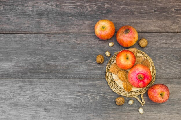 테이블에 석류와 사과