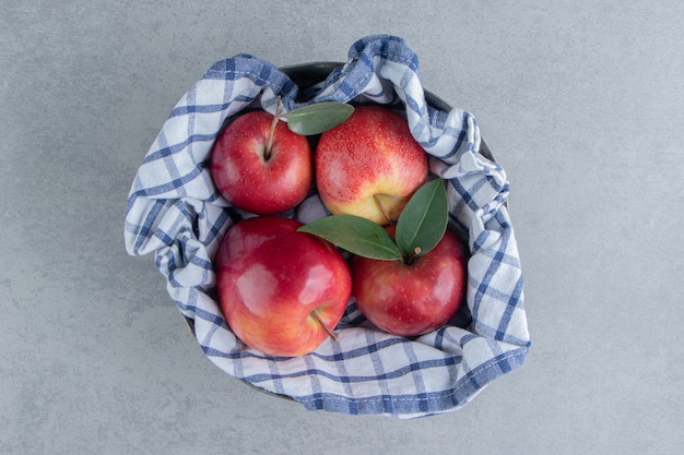 무료 사진 사과는 대리석에 수건에 싸여 있습니다.