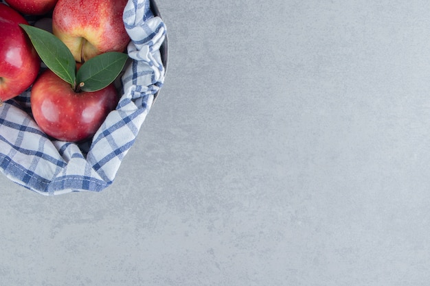 Free photo apples wrapped in a towel on marble .