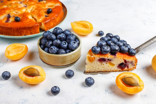 Foto gratuita torta di albicocche e mirtilli con mirtilli freschi e frutti di albicocca