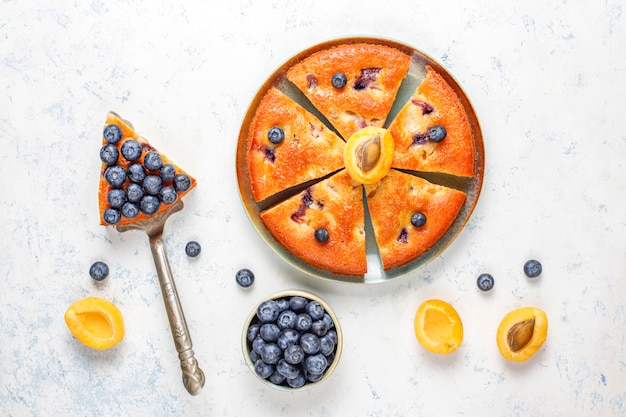 Foto gratuita torta di albicocche e mirtilli con mirtilli freschi e frutti di albicocca.