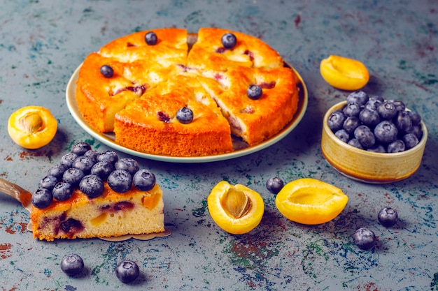 Foto gratuita torta di albicocche e mirtilli con mirtilli freschi e frutta albicocca.