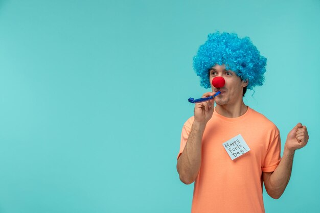 День дурака парень с красным носом клоун смешной держит синий свисток синие волосы синие постить стикер записку