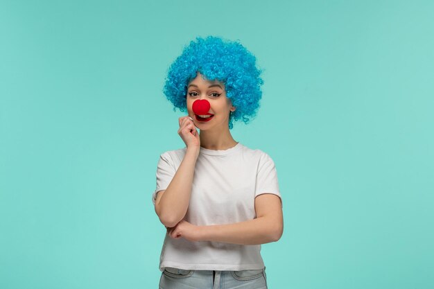 День дурака улыбающаяся девушка думает о локте с красным носом в клоунском костюме с синими волосами