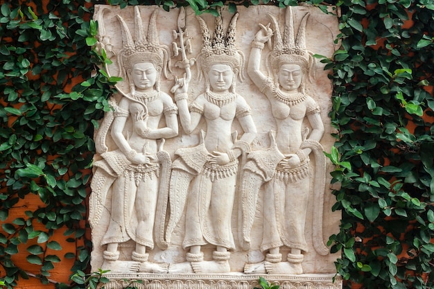 Статуя ремесла апсара имитирует древнее искусство ангкора и украшает сад.