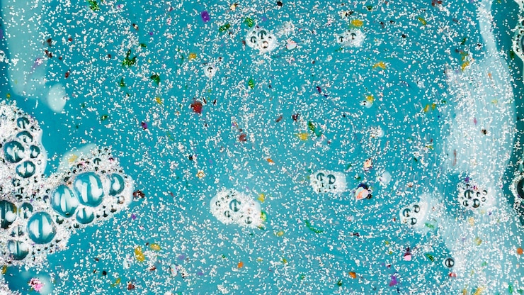 मुफ़्त फोटो aquamarine liquid with colourful crumbs