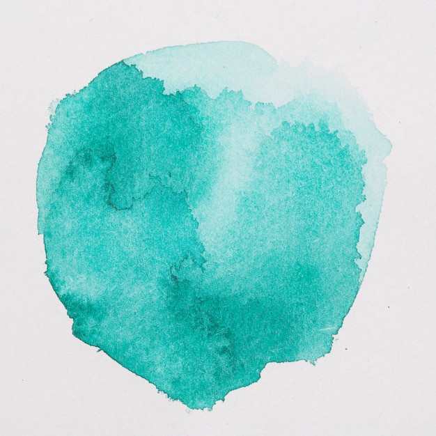 Аквамариновые краски в виде круга на белой бумаге