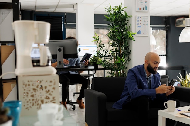 Free photo arab business worker chatting with coworker using smartphone