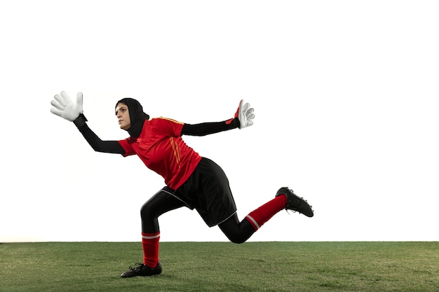 アラビアの女性サッカーまたはサッカー選手、白いスタジオの背景にゴールキーパー。