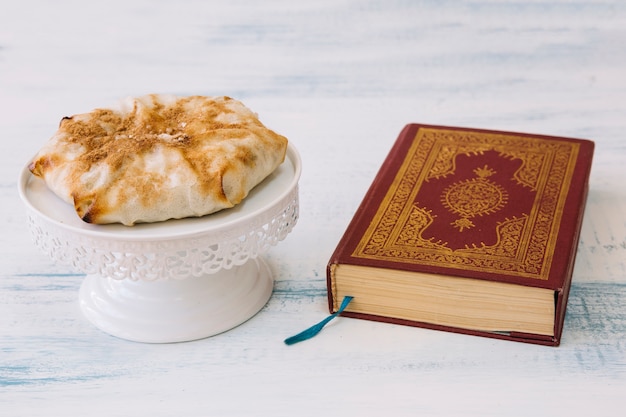 Аравийская пищевая композиция для рамадана с кураном