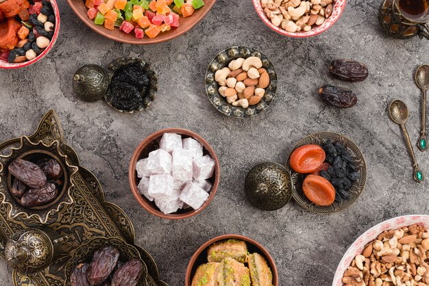 Арабский лукум; пахлава; даты; орехи и сухофрукты для Рамадана