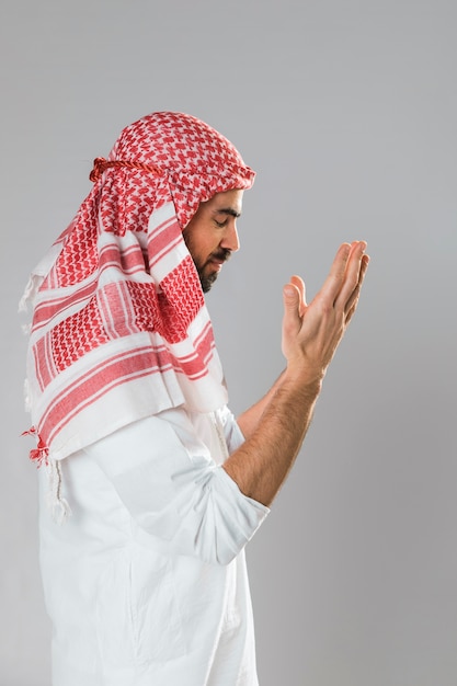 Arabian man with kandora standing sideways