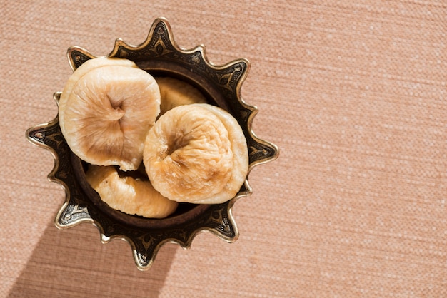 Foto gratuita composizione di cibo arabo per il ramadan