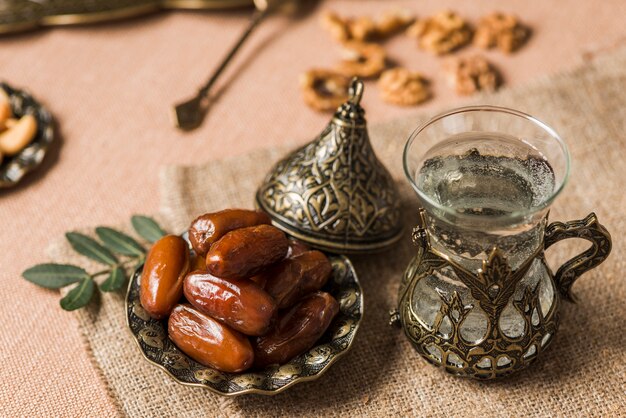 ラマダンのアラビア語の食べ物のコンセプト