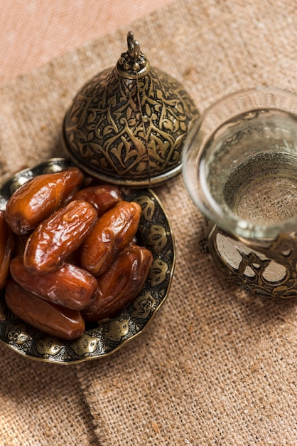 Foto gratuita concetto di cibo arabo per il ramadan