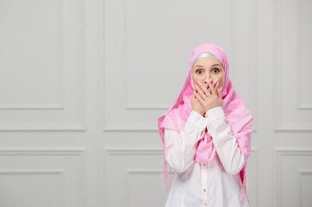 아름다운 분홍색 히잡에 싸인 아랍 소녀 꽤 귀여운 젊은 이슬람 여성 매우 무서워