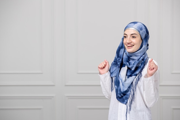 무료 사진 아랍어 소녀는 파란색 흰색 히잡으로 머리를 감싼 아름다운 이슬람 귀여운 젊은 아가씨 매우 흥분
