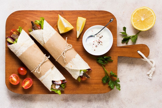 Foto gratuita panino kebab arabo e mezzo limone