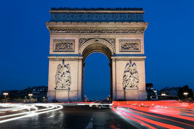 Foto gratuita arc de triomphe di notte, parigi francia