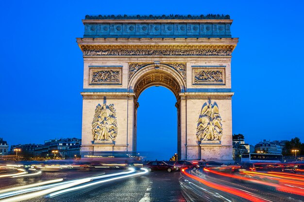 夜の凱旋門、パリ、フランス