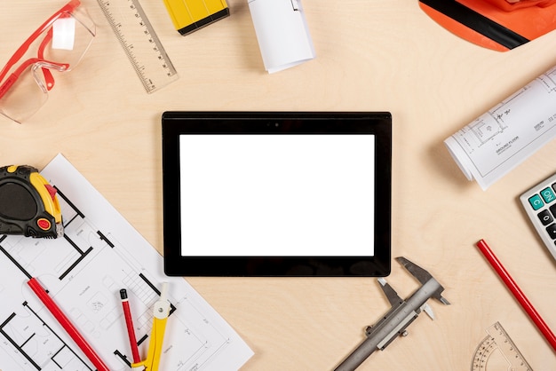 トップモックアップ上のタブレットと建築家の机