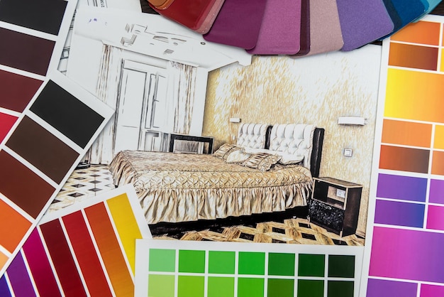 건축가는 창의적인 책상에 색종이 재료 샘플을 사용하여 현대적인 아파트 청사진을 그립니다. 리노베이션을 위한 홈 스케치