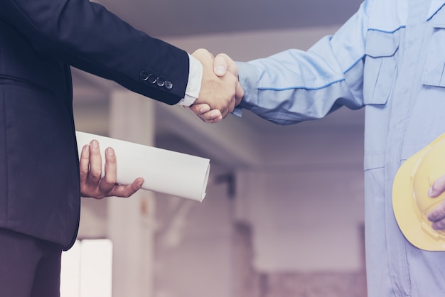 Free photo architect engineer shaking hands with businessman on site