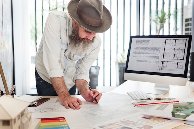 Foto gratuita architetti che lavorano a un progetto