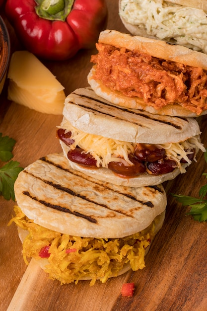 Foto gratuita disposizione di arepas sulla tavola di legno