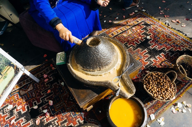 Производство арганового масла из арганового масла из орехов и семян арганы традиционным методом в марокко.