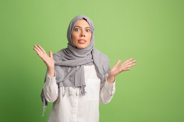 논쟁, 논쟁 개념. 히잡에서 아랍 여자. 스튜디오 배경에서 포즈를 취하는 여자의 초상화