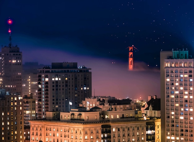 夜のサンフランシスコの建物のアリエルショット